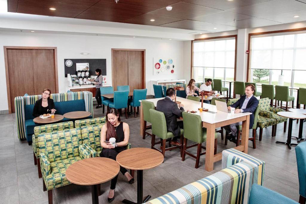 Hotel Holiday Inn Express & Suites - West Edmonton-Mall Area By Ihg 3*