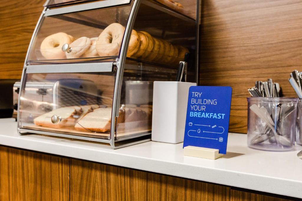 Hotel Holiday Inn Express & Suites - West Edmonton-Mall Area By Ihg 3*