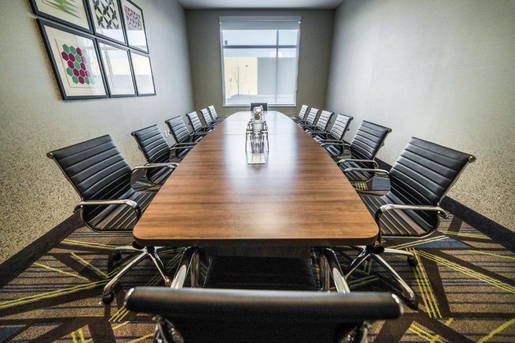 Hotel Holiday Inn Express & Suites - West Edmonton-Mall Area By Ihg 3*